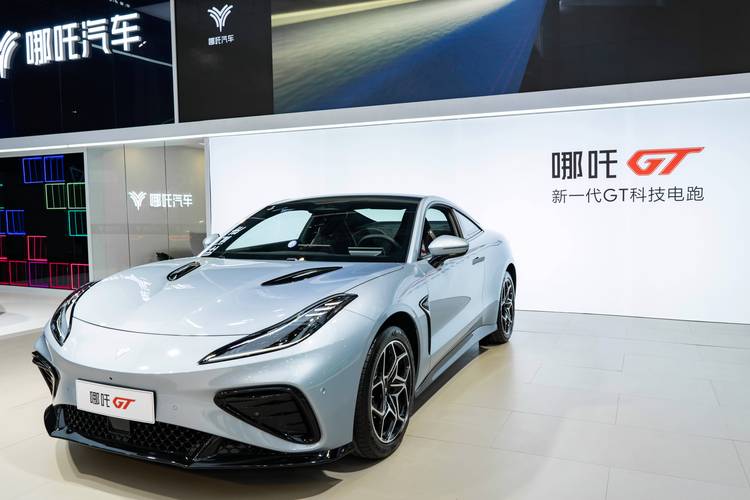 重庆296哪吒汽车在智能汽车领域的表现，领途汽车在新能源汽车市场中的影响力